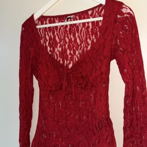 Spetstopp - Röd spetstopp ifrån Nelly, endast använd 1 gång då den är för stor för mig!! Så snygg nu till jul 🥰❤️‍🔥❤️‍🔥 