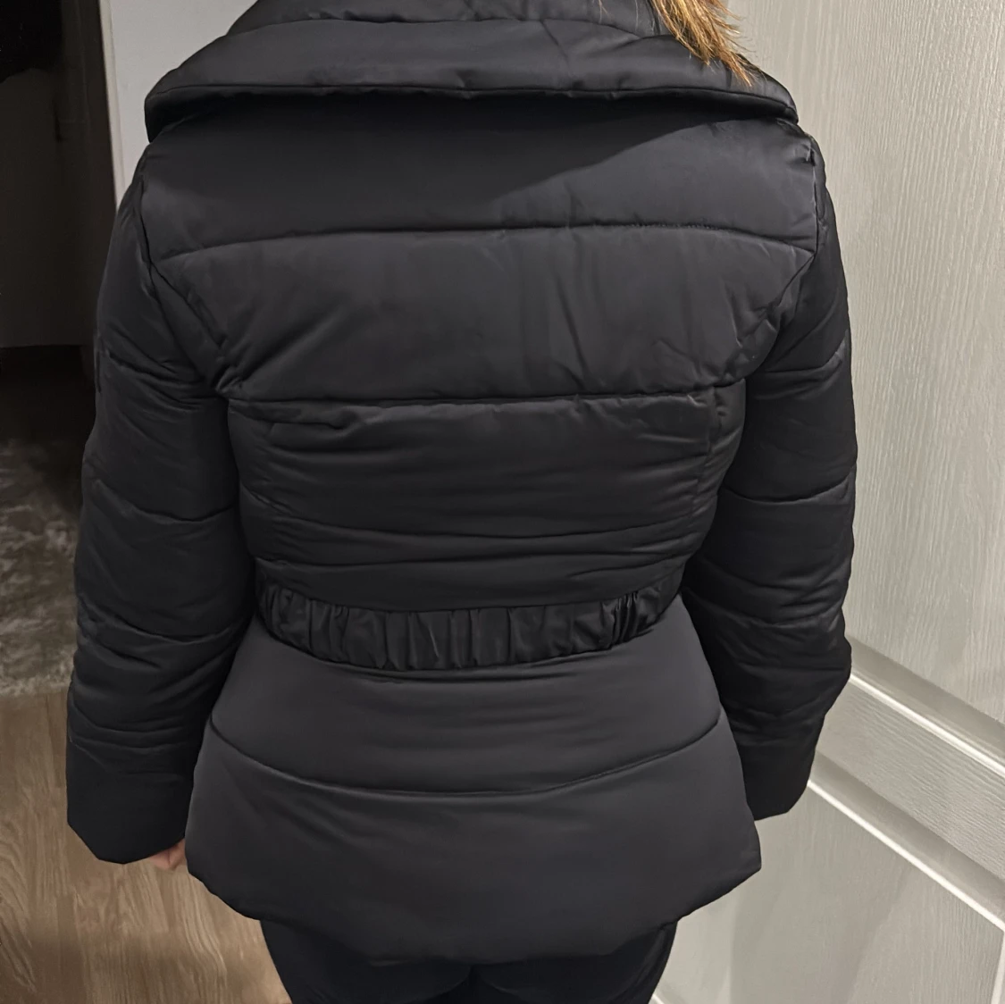 Svart pufferjacka från Guess med bälte - 1