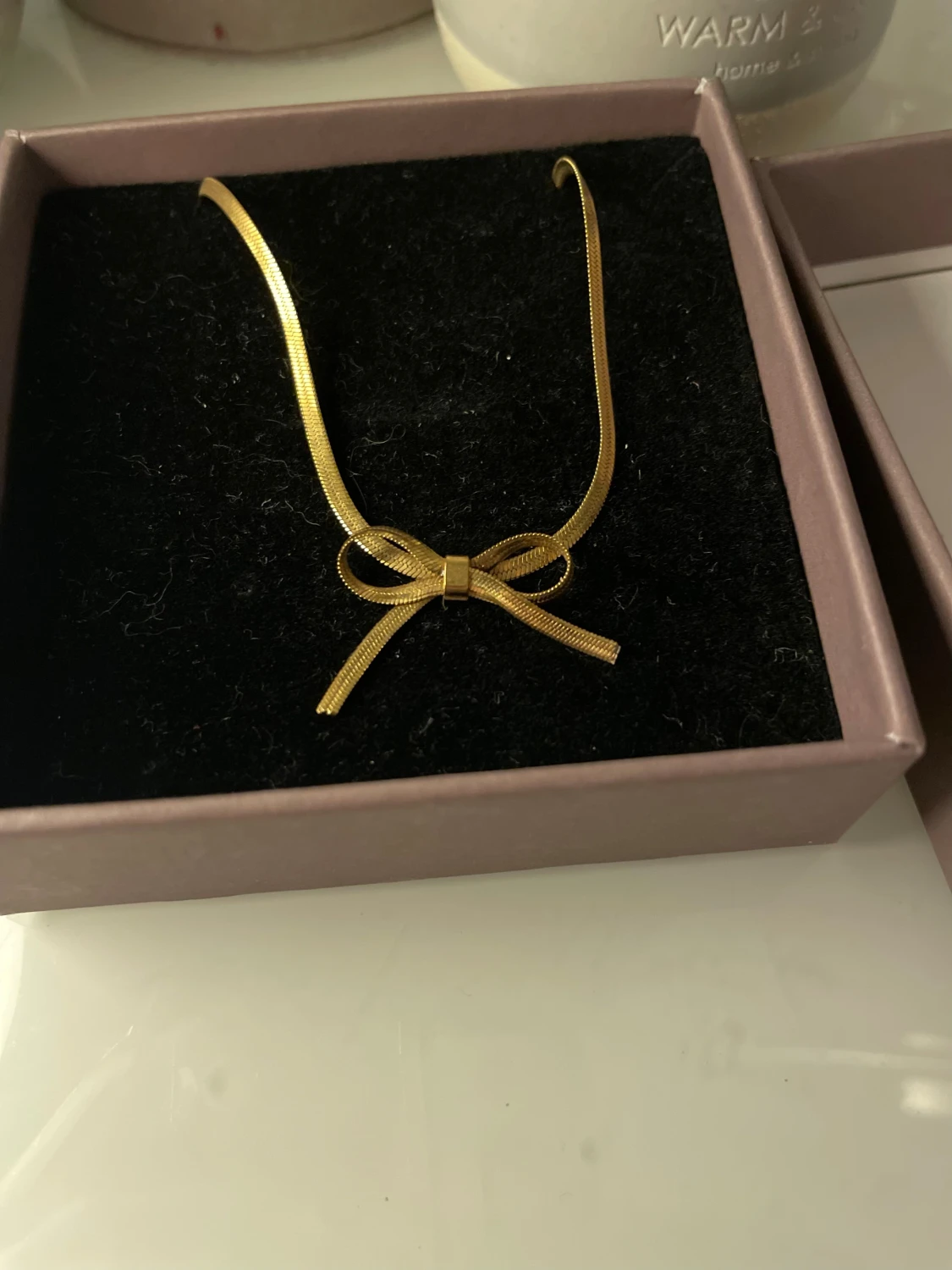 Guldigt halsband med rosett - 1