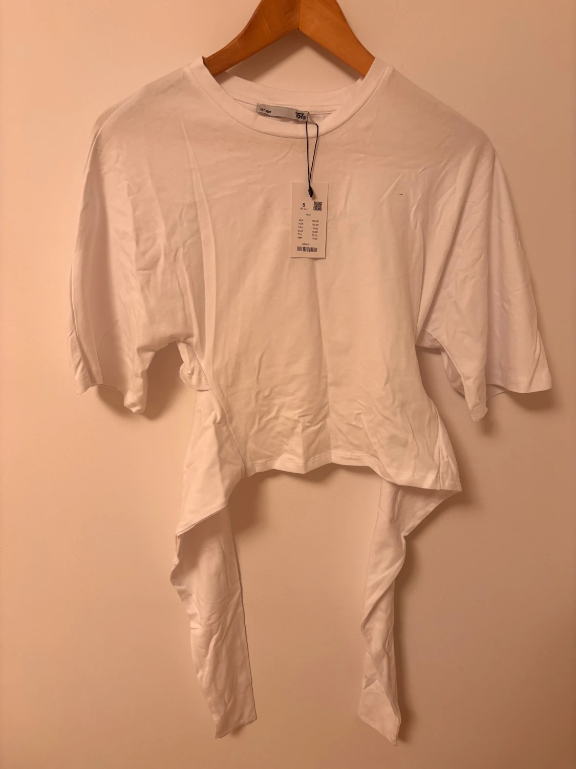 Vit croppad topp med rosett  - 4