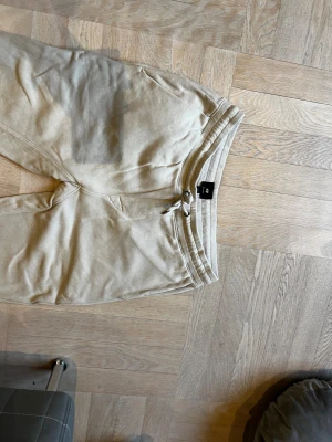 Två mjukisbyxor från Zara - Mjukisbyxor från Zara. En grå och beige, storlek m