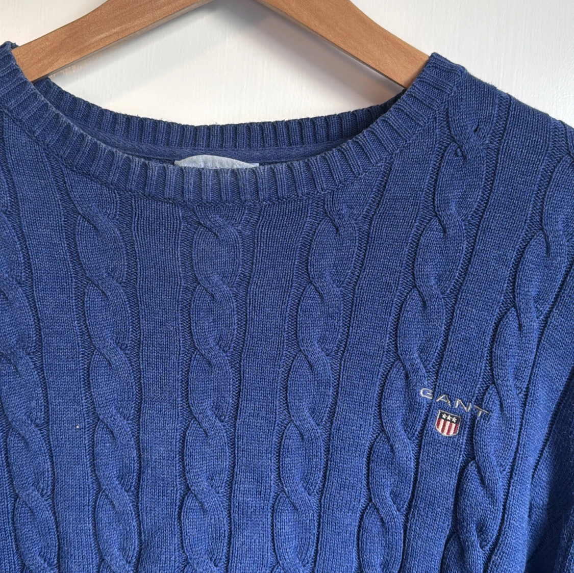 Blå kabelstickad tröja från GANT - 1