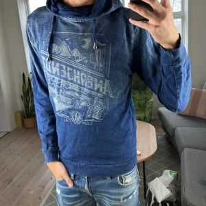 Stickad vintage hoodie mörkblå  - Stickad vintage hoodie mörkblå stilren och trendig. Mått: A:55cm B:49cm C:48cm D:65cm. Skriv vid fundering 😇