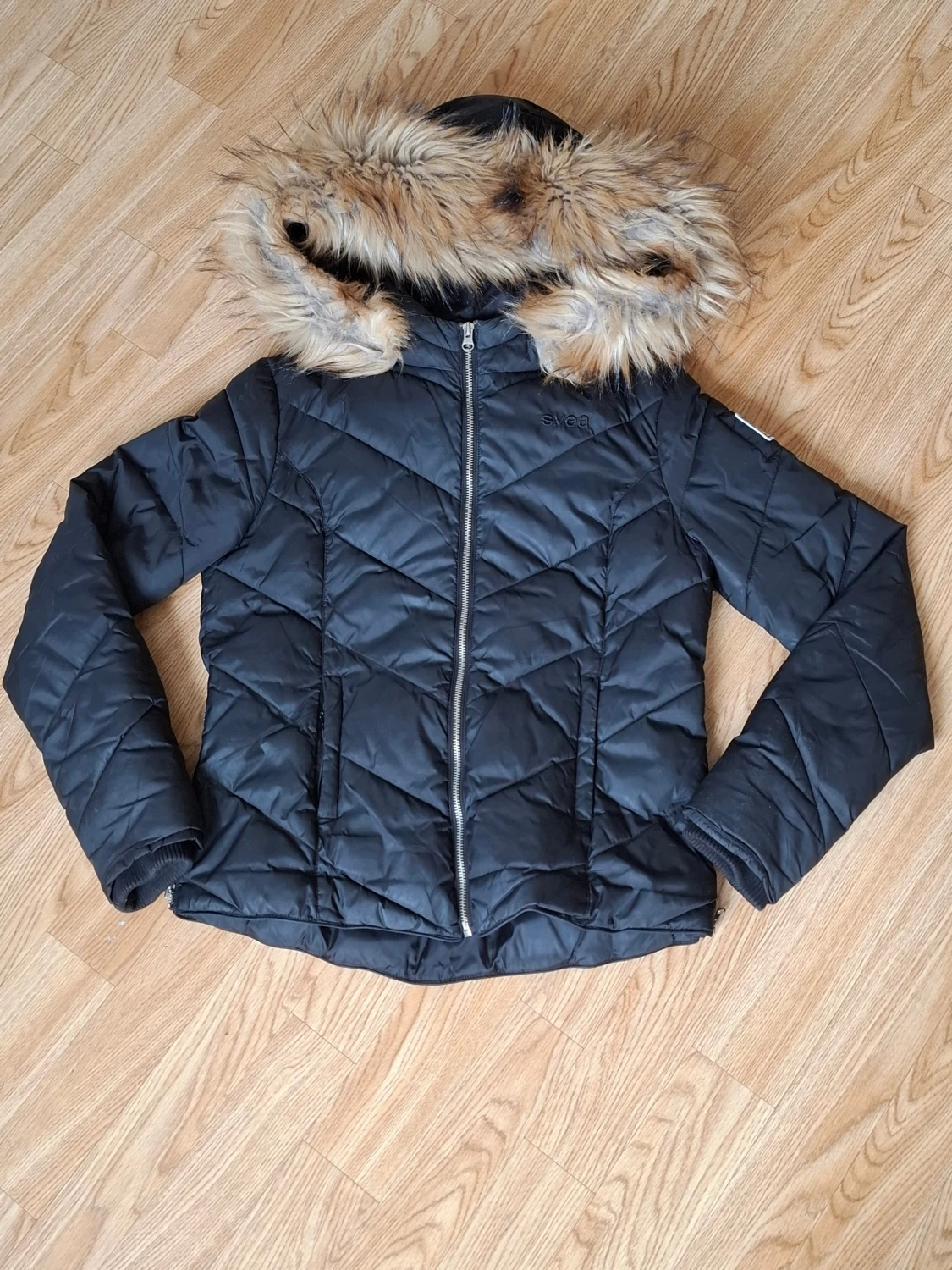 Svart pufferjacka med päls från Svea - 4