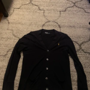Ralph Lauren cardigan  - Säljer nu denna cardigan/kofta från polo ralph lauren, två fickor vid sidan. Perfekt nu för vintern. Skicket är 8/10 använd ungefär 4 gånger