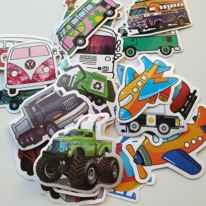 18st Fordon Klistermärken/stickers  - 18st färgglad klistermärken med coola fordon som monstertruckar, flygplan, bussar, polisbilar och helikoptrar. Perfekt för dig som gillar äventyr, bilar och att skapa egna berättelser. Inspirerar till kreativitet och passar både unga och unga vuxna. 