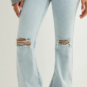 Nelly jeans💗 - Blå jeans från Nelly med mönster på bakfickorna💗