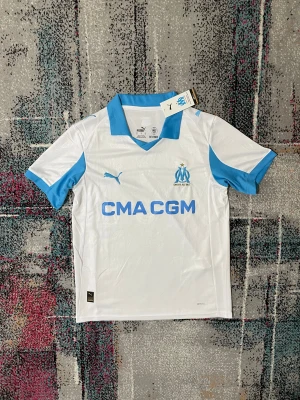 Marselie 25/26 Tröja - Säljer denna riktigt snygga tröjan för ett riktigt bra pris! Skriv till om ni är intresserade eller har några funderingar kring tröjan