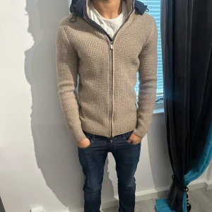 Massimo dutti cardigan  - Tja, säljer nu denna snygga Massimo dutti cardiganen som är i väldigt bra skick men är lite nopprig. Jackan är storlek M men kan passa S med. Denna cardigan är väldigt sällsynt och säljs inte alls längre! 