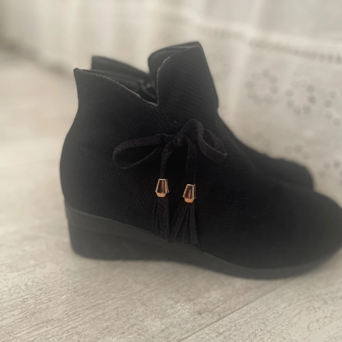 Svarta boots med kilklack!  - 1