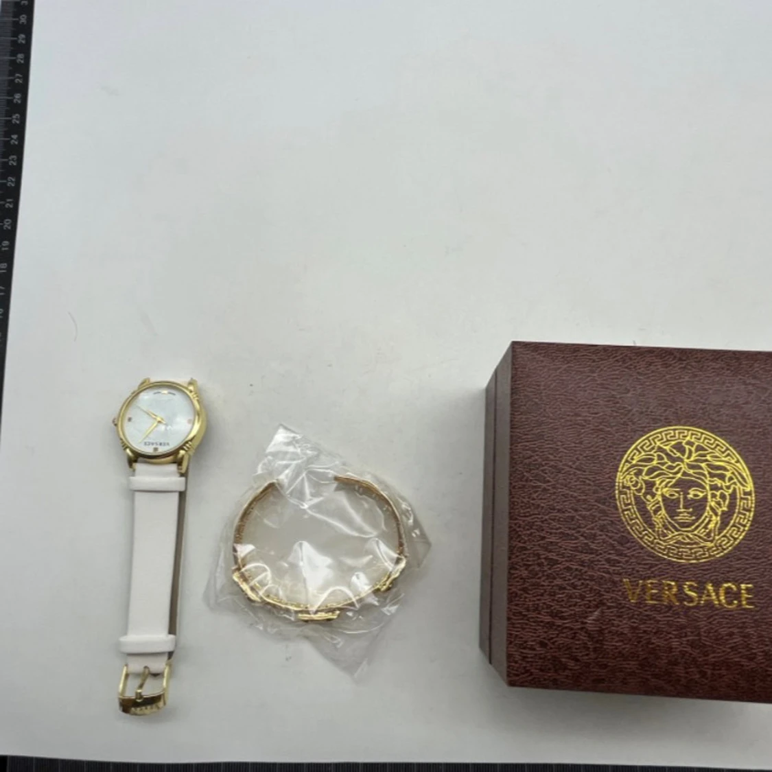 Vit och guld klocka från Versace