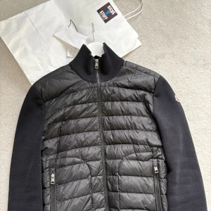 Moncler cardigan  - En superfin och fräsch moncler cardigan. Kvitto fås med. Det är storlek M och är väldigt bra skick 