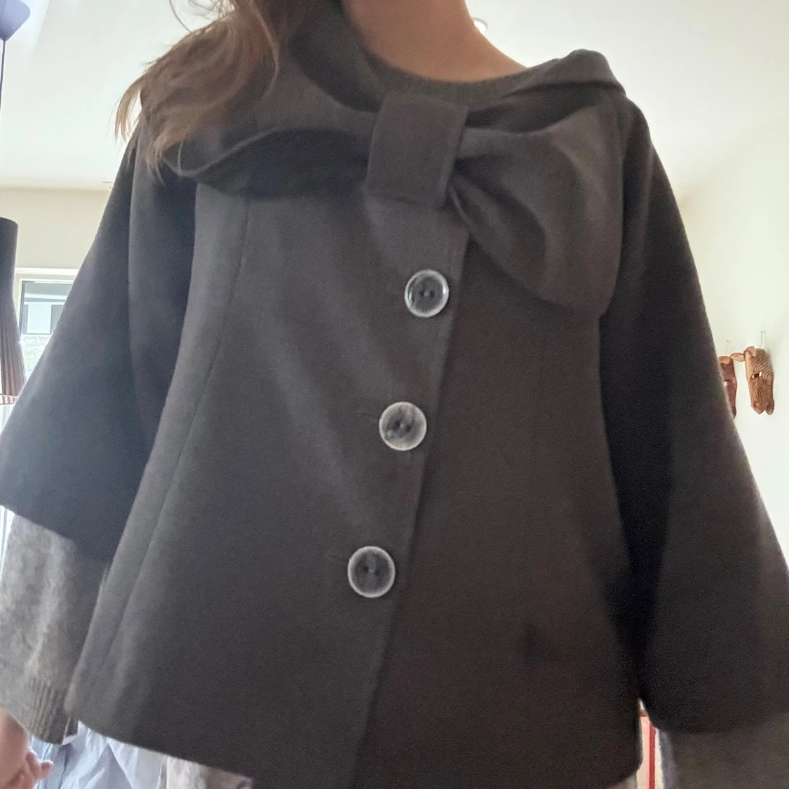 Mörkgrå kappa med rosett från Kalia - 1