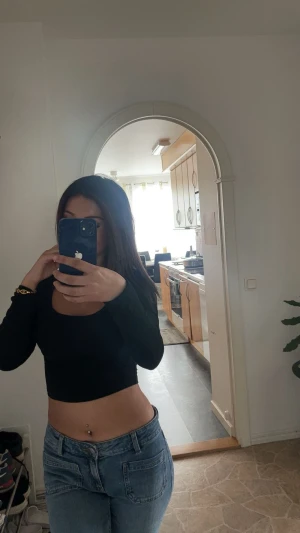 Blå jeans med raka ben - Snygga blå jeans med klassisk femficksdesign och raka ben. Jeansen har normal passform och midwaist, med tydliga sömmar och knappstängning framtill. Perfekta för dig som gillar en enkel och tidlös stil.