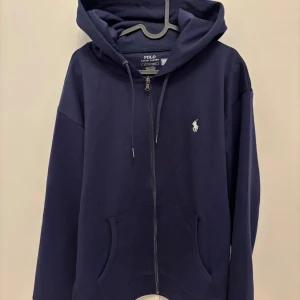 Ralph Lauren tröja zip - Helt ny zip som e lite för stor för mig. Strl Xl