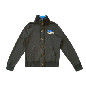 Hollister Tröja - Hollister tröja i storlek L. Jag på bilden är 180 cm. Mått: armhåla till armhåla - 56 cm, längd - 66 cm. Skriv för fler bilder och frågor!