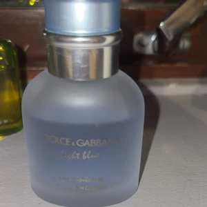 Dolce & Gabbana Light Blue Homme - Fräsch och modern herrparfym från Dolce & Gabbana. Light Blue Eau Intense Pour Homme ger en stilren känsla och passar perfekt för dig som vill sticka ut med en ikonisk doft.