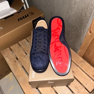 christian louboutin - Några jätte snygg mörkblåa skor, dom är sköna och ha och passar till olika stilar. Dom är riktig fräscha och rena. Dom är använda