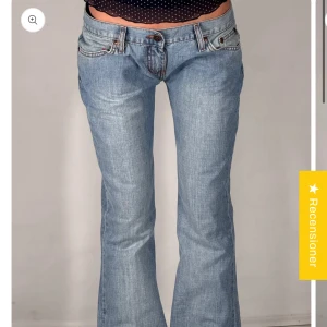 Replay ljusblå bootcut jeans - Jättefina jenas från tinlesell. Helt oanvända med prislapp kvar. Strl W34/L32, midja tvärs över: 41 cm, innerbenslängd: 80 cm
