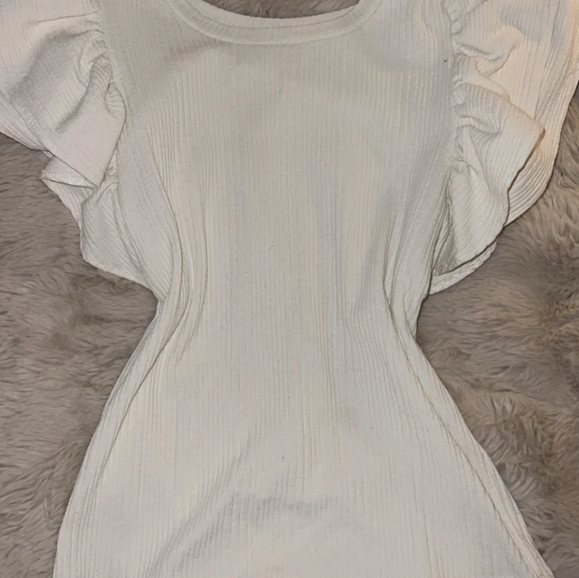 Ribbad vit topp med puffärm - 1