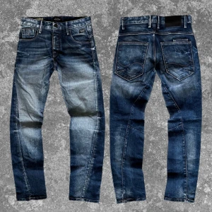 Jeans med Wash - Väldigt trendiga och extremt stilrena. Inga defekter, bra skick. C=82cm. Skriv vid fundering 👋