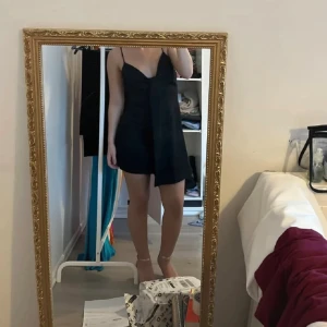 Zara klänning - Svart djerf avenue liknande klänning från zara, storlek s. Aldrig använd lapparna sitter kvar!!