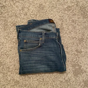 Jeans från Lee  - Tvärsnytt Lee jeans som sitter slim fit. Storlek är 31/32 och sitter jättebra. Byxornas skick är 7/10 och har inga defekter. Skriv för fler frågor 👌