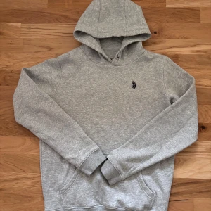 Grå polo hoodie | U.S. Polo Assn - Knappt använd. Bara typ 1 eller två gånger för att testa den
