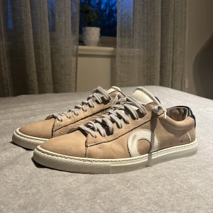 Oliver cabell  - Et par otroligt fina skor väldigt unika med sin diskreta färg !! Skorna har flera tydliga creasningar speciellt på högerskon och synligt slitage i materialet. På vänster häl är det lite nertrampat. Sulor finns tyvär inte. Annar ett par otroligt snygga skor!! Hör gärna av er för mer bilder eller frågor !!