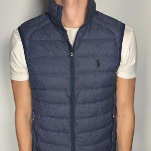 Ralph Lauren väst - Säljer en riktigt snygg och trendig Ralph Lauren väst i fint skick, storlek S men sitter mer som XS, vid frågor är det bara att skriva //Gramenti