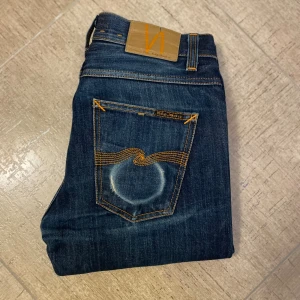 Selvedge Nudie jeans  - Extremt snygga Selvedge Nudie jeans i väldigt bra skick! Jeansen är i storlek 28/30 och har en schysst fade! Kontakta gärna oss om du har frågor, priset kan diskuteras vid snabb affär! Mvh Saint ;)