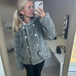 Fluff jacka - Jättefin fluff jacka från orsay. Första bilderna är lånade och jag har klippt av banden som man kan se på bild 3-5