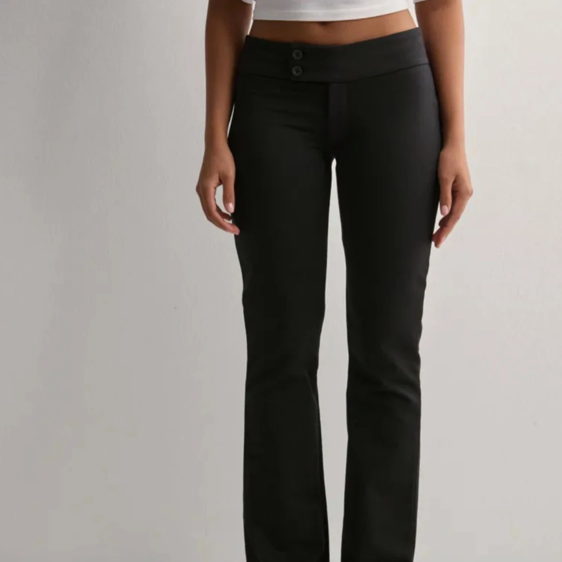 Svarta bootcut byxor med låg midja