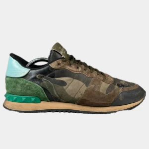 Valentino Garavani Rockrunner sneakers - Äkta!!! Snygga Valentino Garavani Rockrunner sneakers med camouflagemönster i grönt, brunt och svart. Skorna är perfekta nu inför vintern. Strl 43 men passar 44. Skriv vid minsta fundering!😌