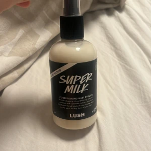 Super Milk Primer från Lush - Super Milk Conditioning Hair Primer från Lush. Doften är underbar och den är bra för håret. Varan är helt oanvänd och köptes för 420kr. Kan mötas upp i Stockholm, köparen står för frakt.💕