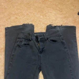 Svarta jeans  - Säljer ett par svart jeans low,mide waist jeans. Jag vet inte vart dom är men dom är ifrån usa märke vet jag ej, men storlek. är 5