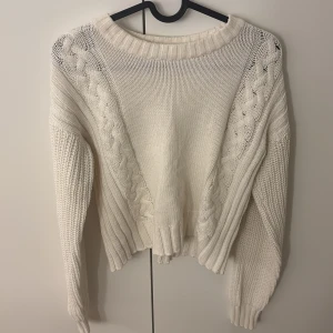 Ribb sitckad tröja  - Säljer denna ribb stickade tröja, lite kortare i modellen. Skriv om ni har några funderingar, vet inte vart jag har köpt den. 
