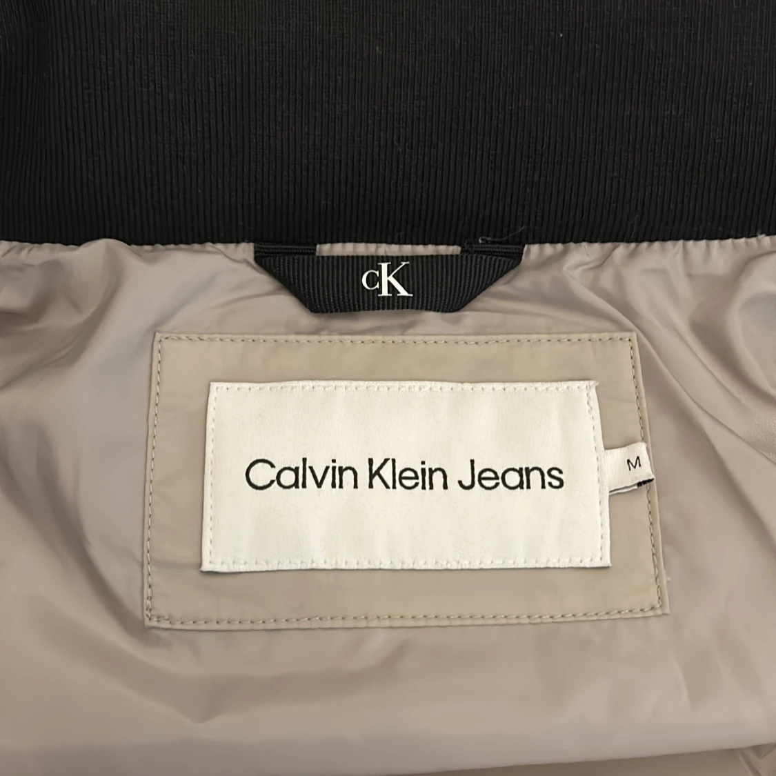 Beige pufferjacka från Calvin Klein - 3