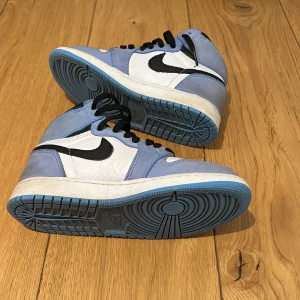 Air Jordans University Blue - Dessa Air Jordans är grymma och mångsidiga skor som passar flera olika stilar, som streetwear eller casual. De har endast använts tre gånger och är därför i mint condition med minimala creases. Storlek 37,5.