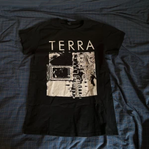 Terra t-shirt - Svart terra t-shirt från Terras egna merch shop. Säljer denna för att jag tyckte ärmarna var för korta. T shirten är i storlek small.