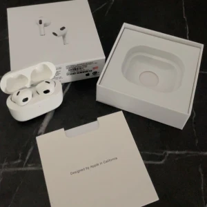 AirPods gen4  - Apple AirPods 4 i mycket fint skick, komplett med originalkartong, laddningskabel och manual. Trådlösa hörlurar med hög ljudkvalitet och smidig laddningsetui. Inga synliga repor eller skador, ser ut som nya. Perfekt för musik, samtal och träning.