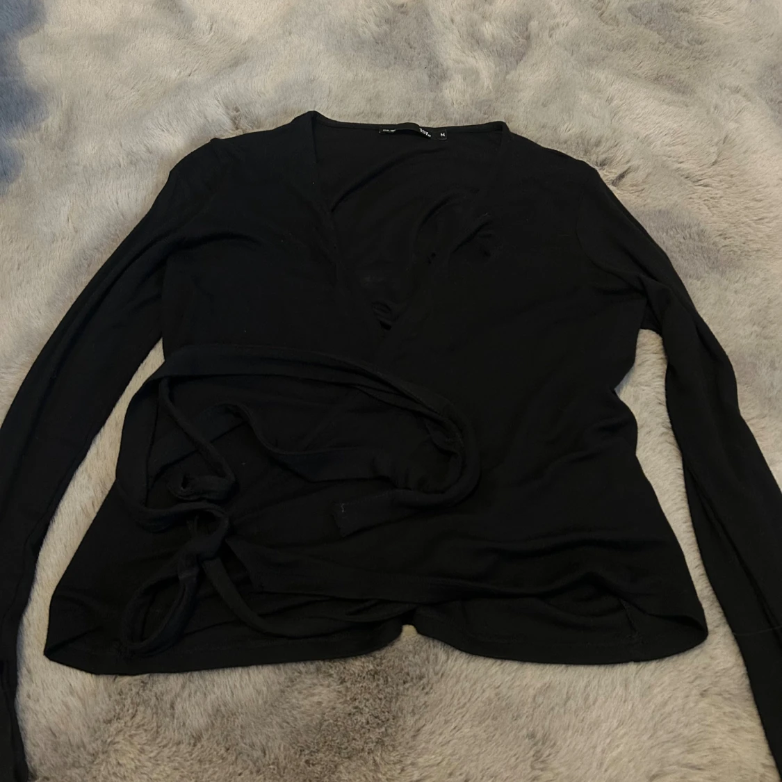 Svart omlottopp med knytband