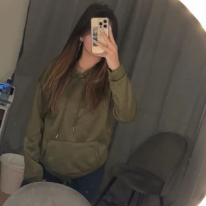 Olivgrön hoodie - Olivgrön hoodie från Shein i storlek S. Kommer inte till användning, använd ett fåtal gånger.