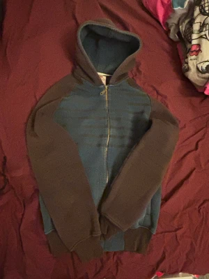 Zip Up - En ascool zip up. Fattar inte riktigt vad märket är men lappen finns i tredje bilden. Storlek står ej, men skulle säga att den är XS-S. Skriv om ni har frågor☺️