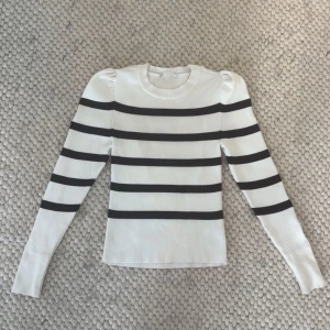 Randig stickad tröja från only - Randig stickad tröja från only med puffärmar❣️❣️ mycket bra skick!!