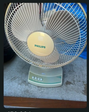 Philips bordfläkt - Klassisk Philips bordfläkt med tre hastigheter och stabil fot. Fläkten är i gott skick med mindre kosmetiskt slitage på basen. Perfekt för svalka i hemmet eller på kontoret. Enkel att använda med tydliga knappar och robust konstruktion.