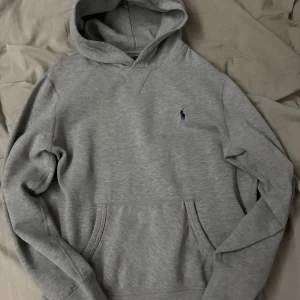 Polo Ralph Lauren hoodie - Säljer eftersom den är för liten för mig 