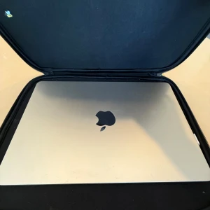 MacBook Air 13 M4 2025 16/256 GB Stjärnglans/Starlight - Säljer min nya MacBook Air 13 M4 2025 16/256 GB i färgen Stjärnglans/Starlight med garanti kvar till Maj 2026. Endast öppnad och testad!. Inga tecken på andvändning! Säljs pga då tanken var att jag skulle börja plugga till hösten men blev sjukskriven. Pris: 11.500kr