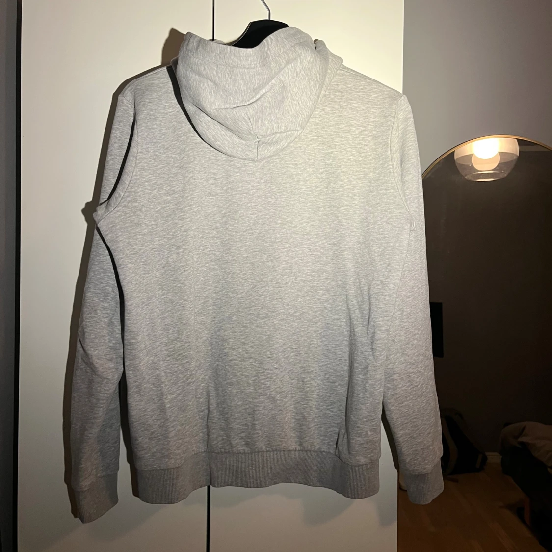 Grå hoodie från Peak Performance - 1