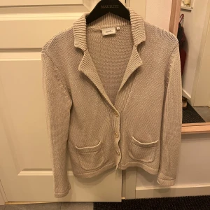 Cardigan - Riktigt fet cardigan som jag tvär växt ur! Lite liten i storleken så även om den är M skulle jag säga att den sitter som S!